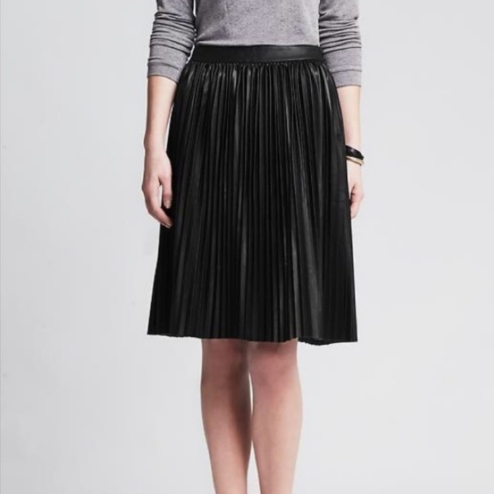 NWOT Banana Republic Faux Leather Pleated Skirt